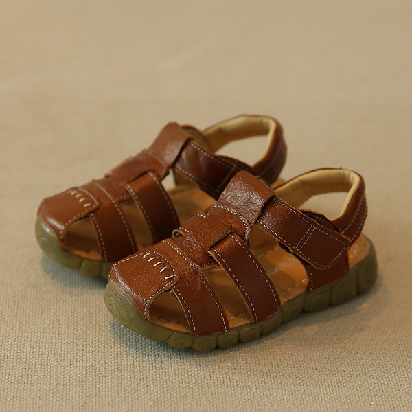 Τα παιδιά σανδάλια για τα αγόρια σε λευκό, καφέ και μαύρο.