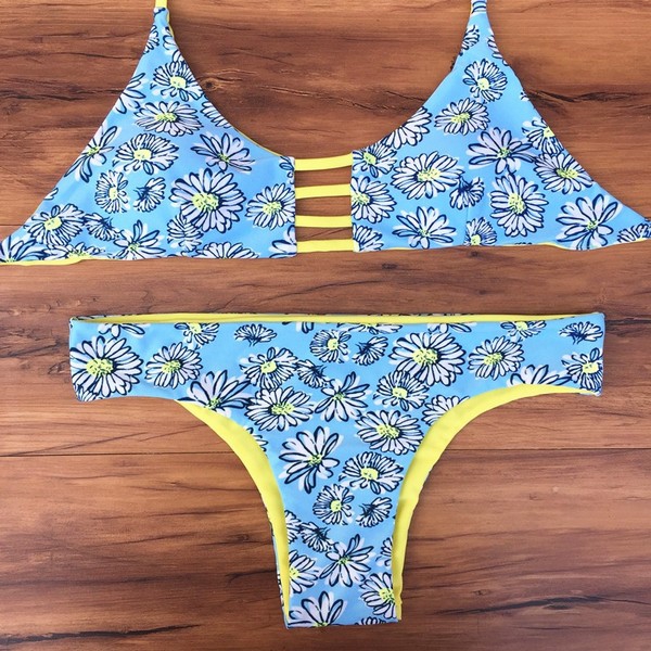 Οι γυναίκες μαγιό τρία μοντέλα