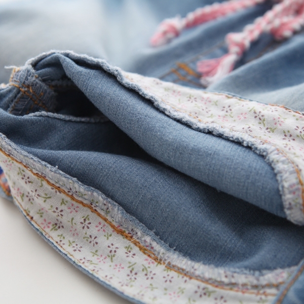 Детски дънкови шорти - летни, бродирани с връзки    