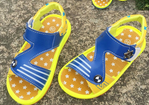 Τα παιδιά σανδάλια για τα αγόρια σε δύο χρώματα.