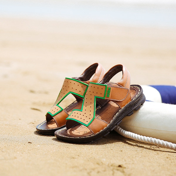 Σανδάλια για τα αγόρια σε τρία χρώματα.