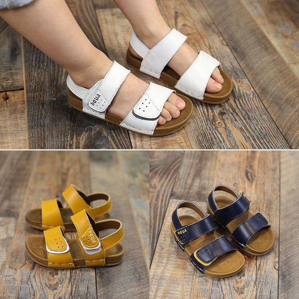 Детски кожени сандали за момчета в бял, жълт и тъмно син цвят.