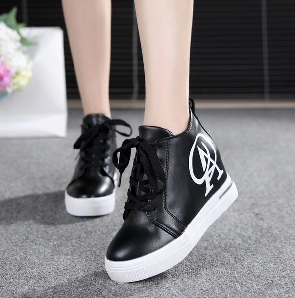 Дамски кецове в бял и черен цвят от изкуствена кожа подходящи за ежедневие - 2 модела