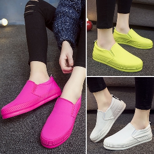 Γυναικεία  κομψά παπούτσια  σε τέσσερα φρέσκα χρώματα.