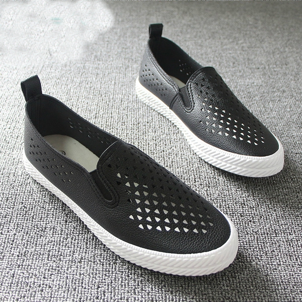 Дамски дишащи мокасини в бял и черен цвят.