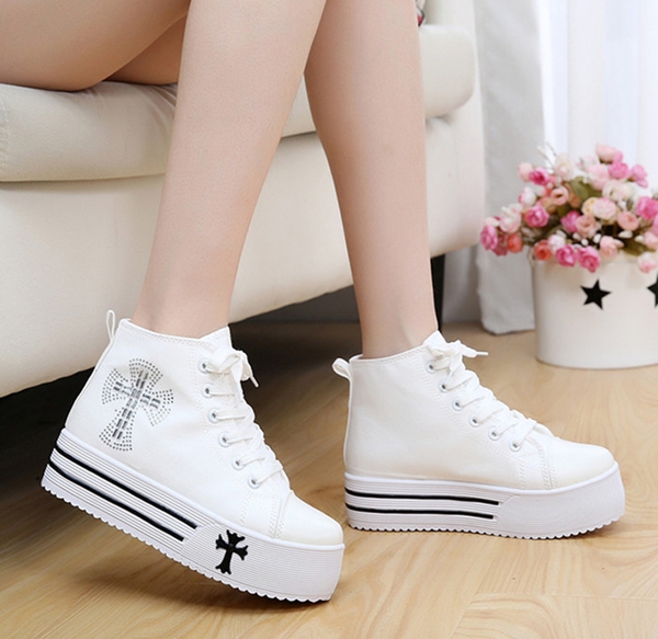 Γυναικεία  αθλητικά παπούτσια σε λευκό και μαύρο - 2 μοντέλα
