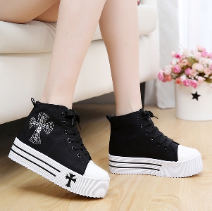 Γυναικεία  αθλητικά παπούτσια σε λευκό και μαύρο - 2 μοντέλα