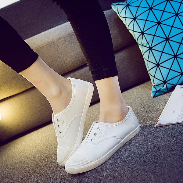 Дамски кецове в бял и черен цвят без връзки.