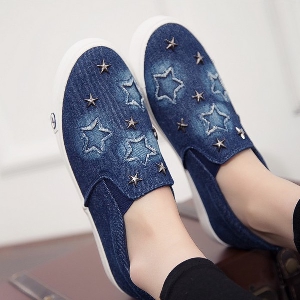 Οι γυναίκες τζιν loafers με αστέρια