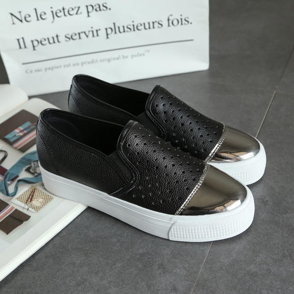 Мокасини в три цвята от изкуствена кожа.