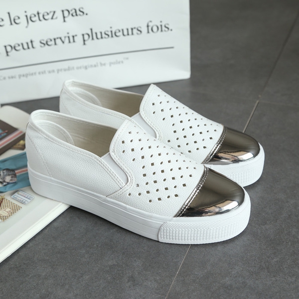 Мокасини в три цвята от изкуствена кожа.