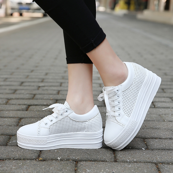 Дишащи дамски кецове от изкуствена кожа - бял и черен цвят