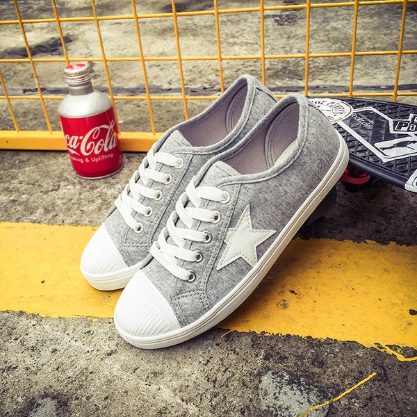 Дамски кецове в бял,сив и черен цвят с принт звезда.