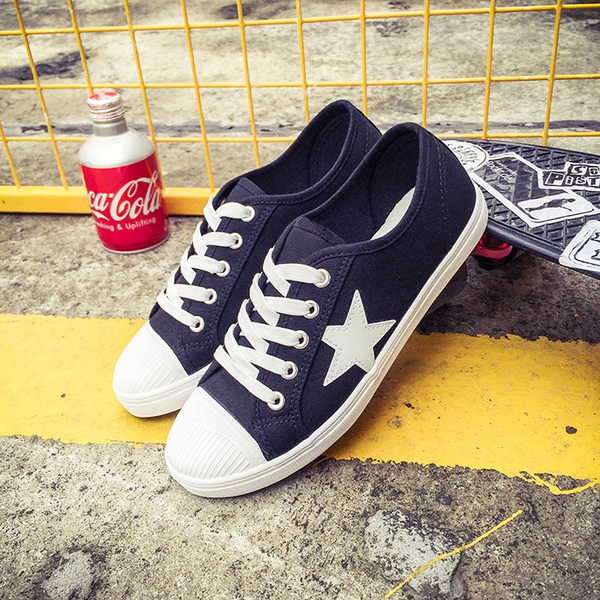 Дамски кецове в бял,сив и черен цвят с принт звезда.