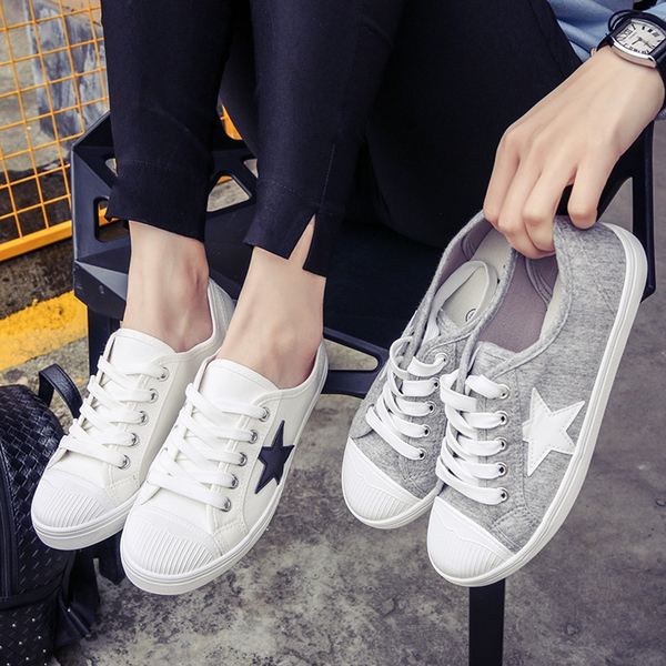 Дамски кецове в бял,сив и черен цвят с принт звезда.