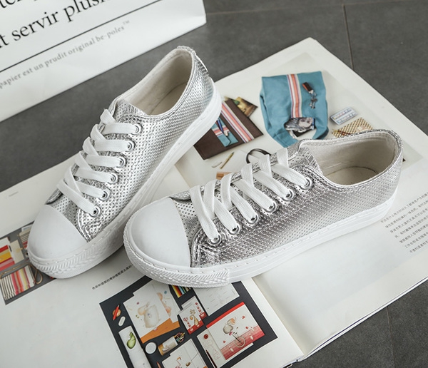 Кожени кецове в черен,сребрист и златист цвят.