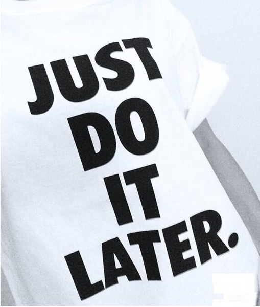 Дамска тениска в черно и бяло с надпис