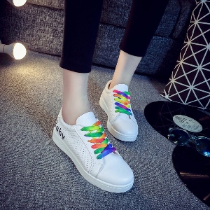 Γυναικεία καθημερινά αθλητικά παπούτσια από αφύσικη δέρμα με  χρωματιστές συνδέσεις  - 2 μοντέλα.