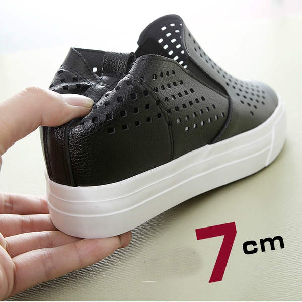 Дамски дишащи кожени мокасини с вътрешна платформа-бели и черни.