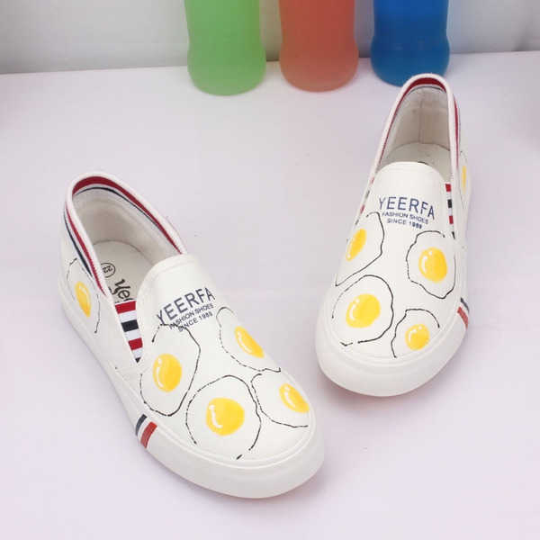 Бели мокасини с различни перинтове-6 модела. 