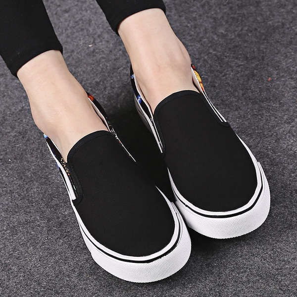 Дамски мокасини бял син и черен цвеят