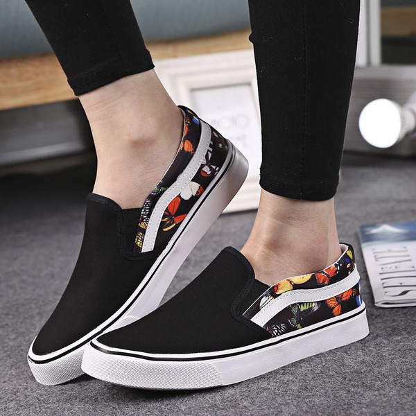 Дамски мокасини бял син и черен цвеят