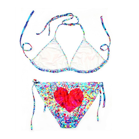 Οι γυναίκες πολύχρωμα μαγιό με καρδιές