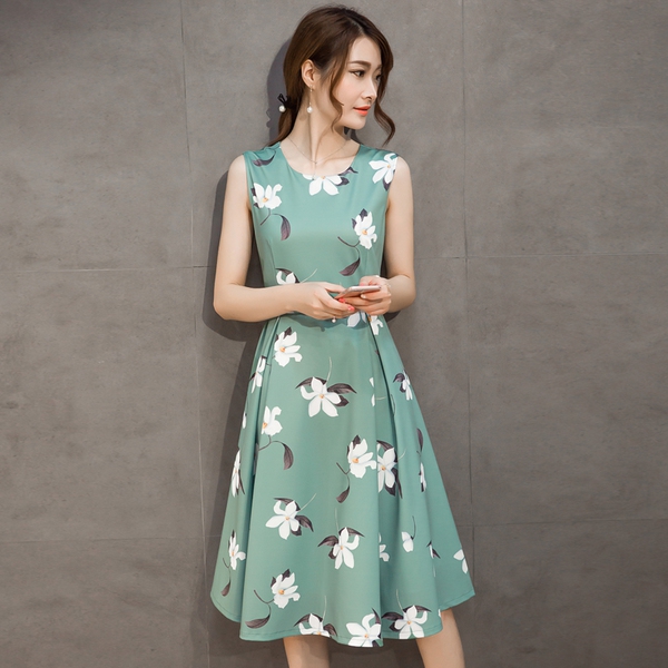 Дамска цветна и зелена миди лятна рокля - елегантна,  с дължина до около коляното