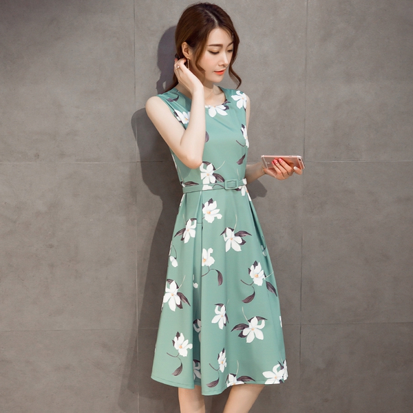 Дамска цветна и зелена миди лятна рокля - елегантна,  с дължина до около коляното