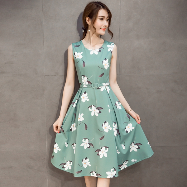 Дамска цветна и зелена миди лятна рокля - елегантна,  с дължина до около коляното