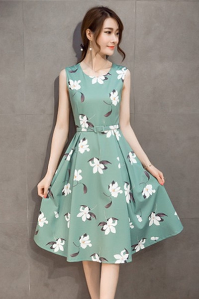 Дамска цветна и зелена миди лятна рокля - елегантна,  с дължина до около коляното