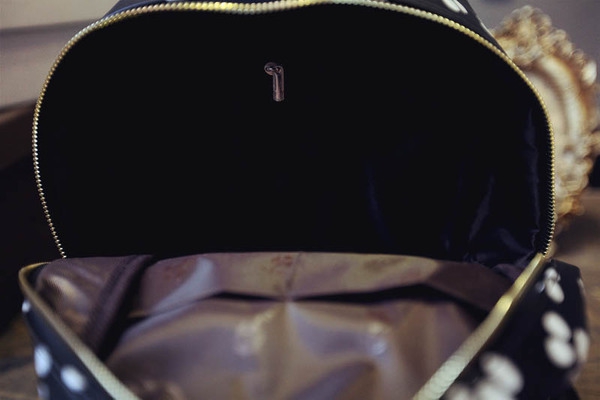 Дамски раници с коте и лапички - черен и бял модел