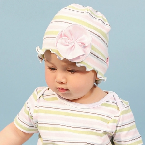 Детска шапка за момичета - розов и шарен цвят на райета
