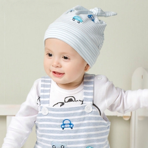 Детски шапки за момчета и момичета - бял и син цвят на райета