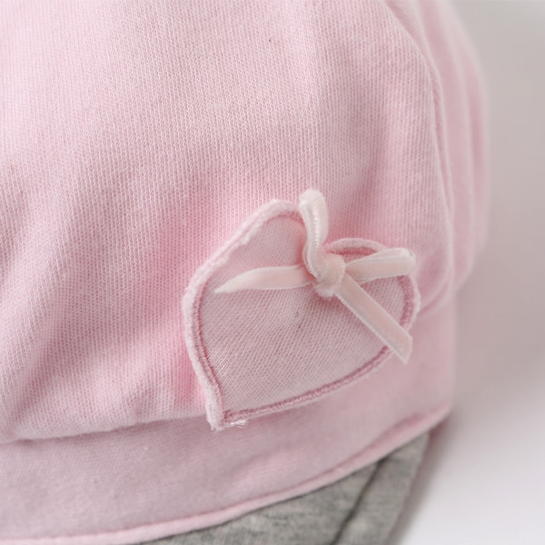 Детски шапки за момичета и момчета - розов цвят със сърце и бял с мечета