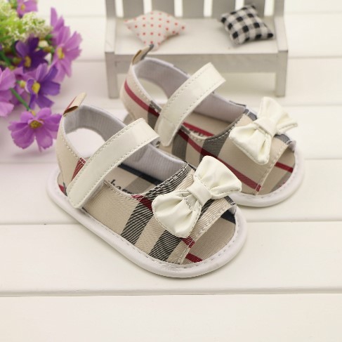 Βρεφικά παπούτσια  σε διαφορετικά σχέδια και χρώματα