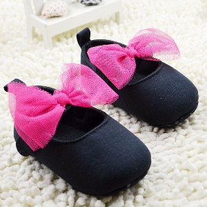 Бебешки обувки с панделка в черен и бял цвят от 0 до 12 месеца