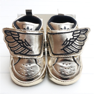 Бебешки крилати обувки в три цвята - златисти бели и черни 