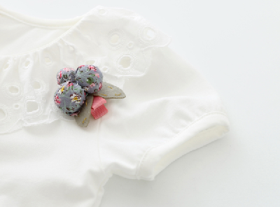 Комплект за бебета - къси панталони с тиранти и бяла блуза с дантела