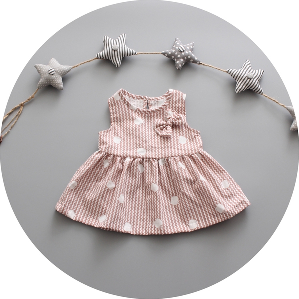 Бебешка разкроена рокля на бели точки