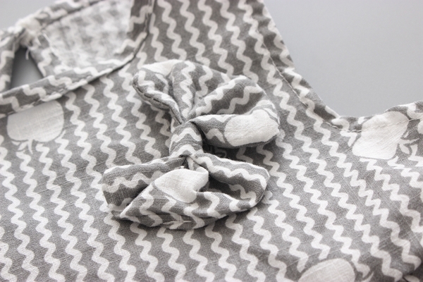 Бебешка разкроена рокля на бели точки