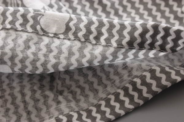 Бебешка разкроена рокля на бели точки