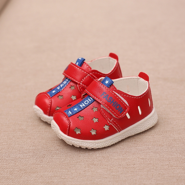 Бебешки обувки за момчета от изкуствена кожа в три цвята.