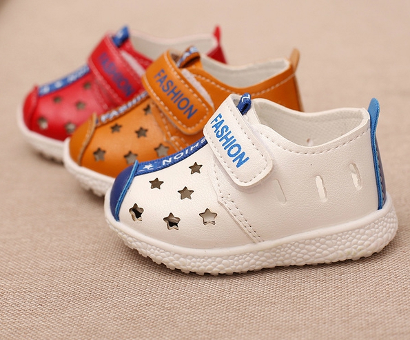 Бебешки обувки за момчета от изкуствена кожа в три цвята.