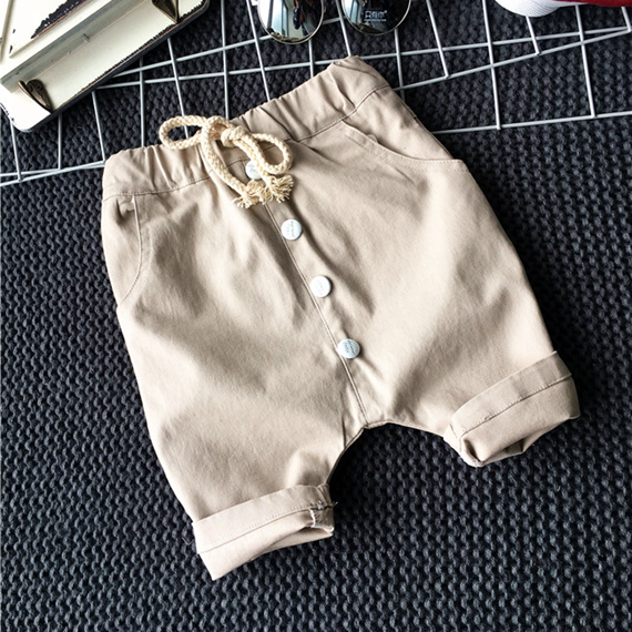 Детски панталони тип потур за момчета в бежов, зелен и бял цвят.