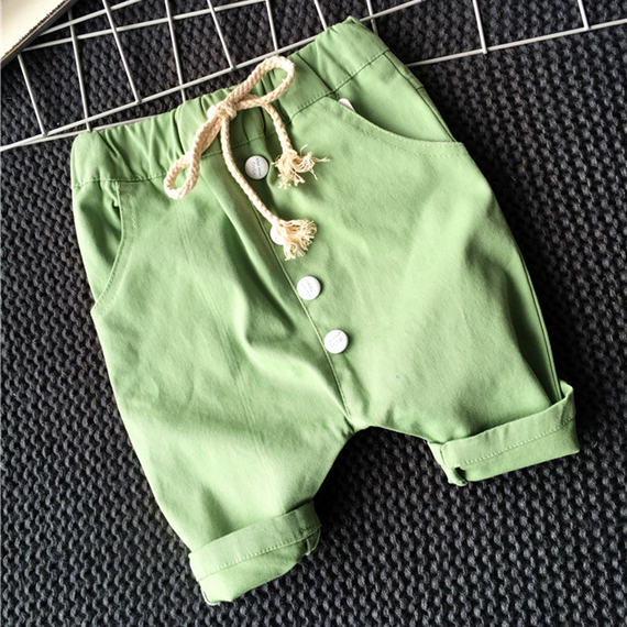 Детски панталони тип потур за момчета в бежов, зелен и бял цвят.