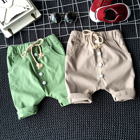Детски панталони тип потур за момчета в бежов, зелен и бял цвят.