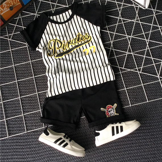 Детски комплект за момчета в черен и син цвят с раирана тениска.