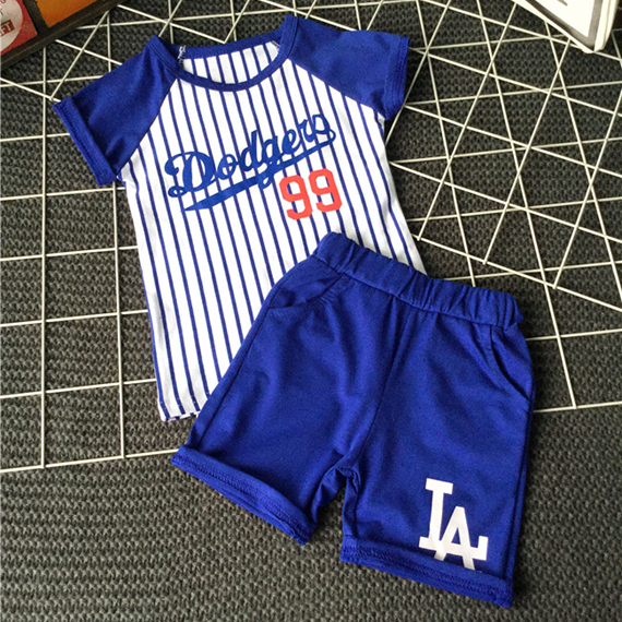 Детски комплект за момчета в черен и син цвят с раирана тениска.