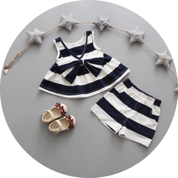 Бебешки комплект в бяло и черно: потник и къси панталони